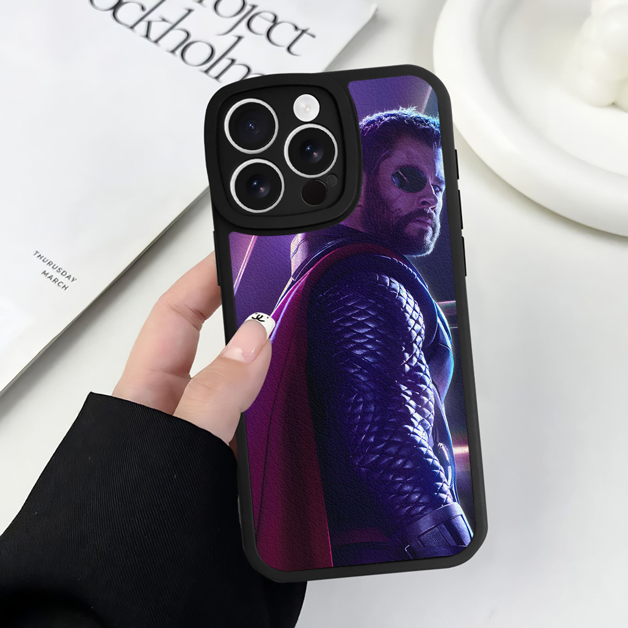 （画像用） アベンジャーズ The Avengers 【iPhone 16シリーズ対応】シリコンスマホケース（レザー調） 材質：シリコン